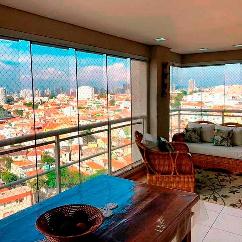 Sacada envidraçada com vista ampla da cidade